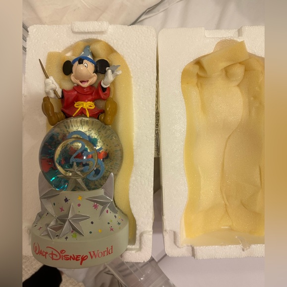 Walt Disney World Mickey Vintage 25 Anniversary Snowglobe in original Box - Picture 2 of 2
